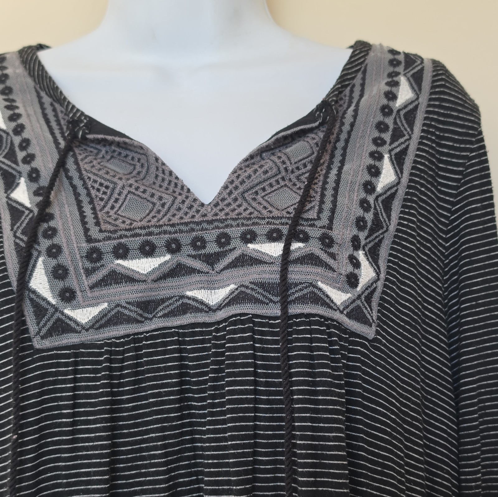 Knox Rose Black White Gray Striped Embroidered V-Neck Long Sleeve Blouse M