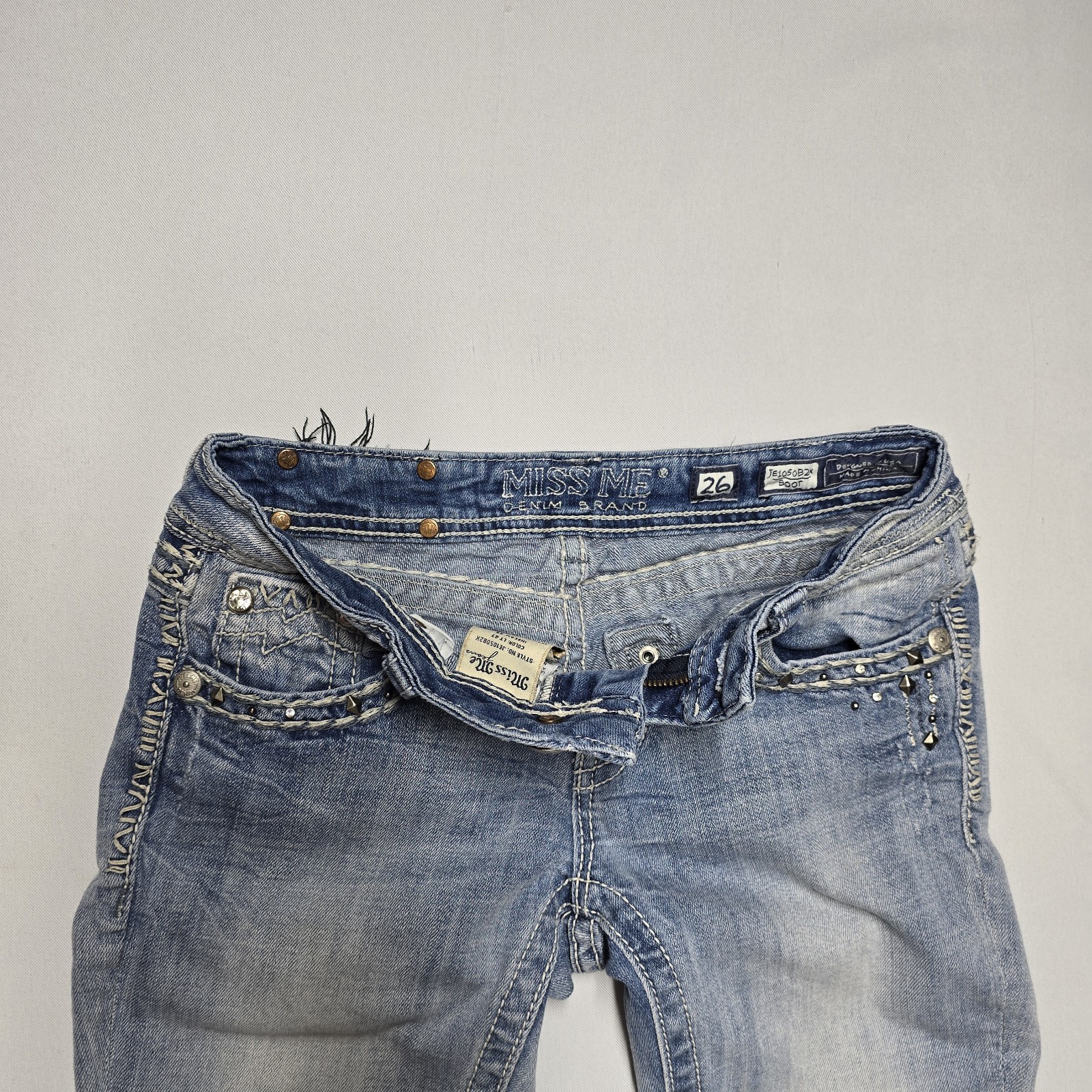Miss Me Jeans Boot Cut Light Wash Embellished Pockets Sz 26×35 Inseam Je1050b2x