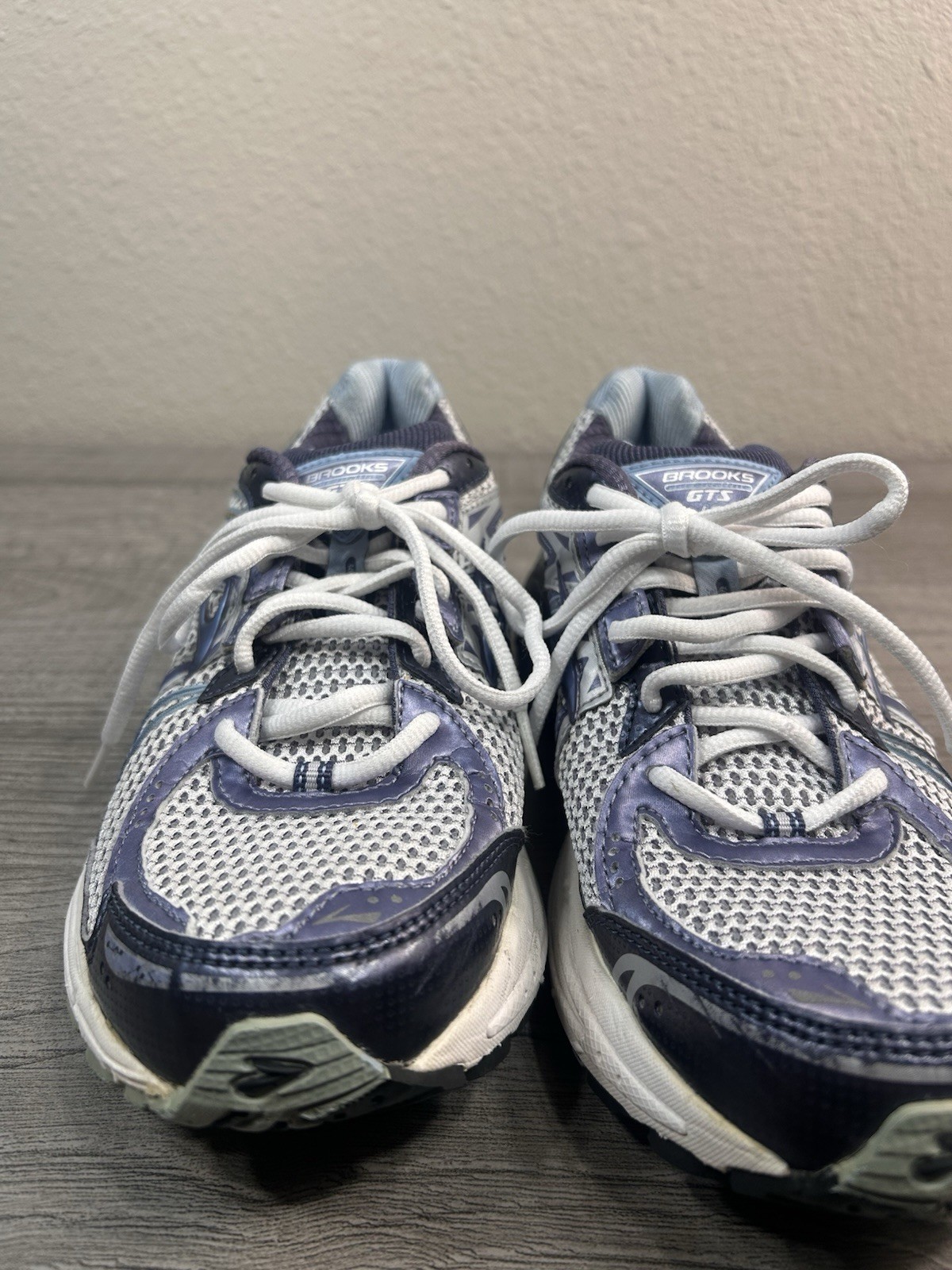 Brooks Adrenaline GTS 12 Womens Gray Blue White Running Shoes Size 10