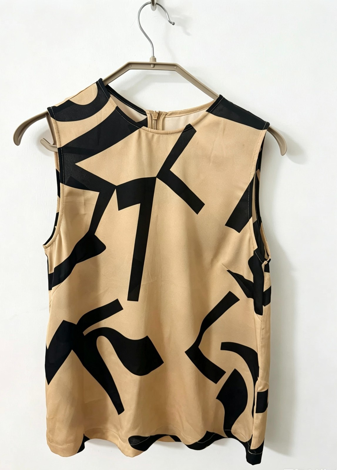 Women’s Geometric Print Sleeveless Top Beige Black Abstract Pattern Blouse