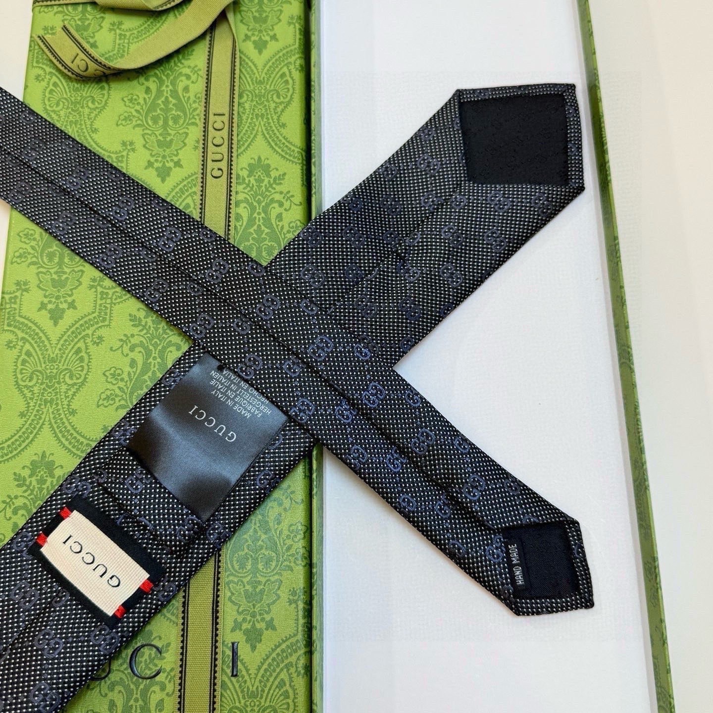 GUCCI TIE AUTHENTIC width2.76inch