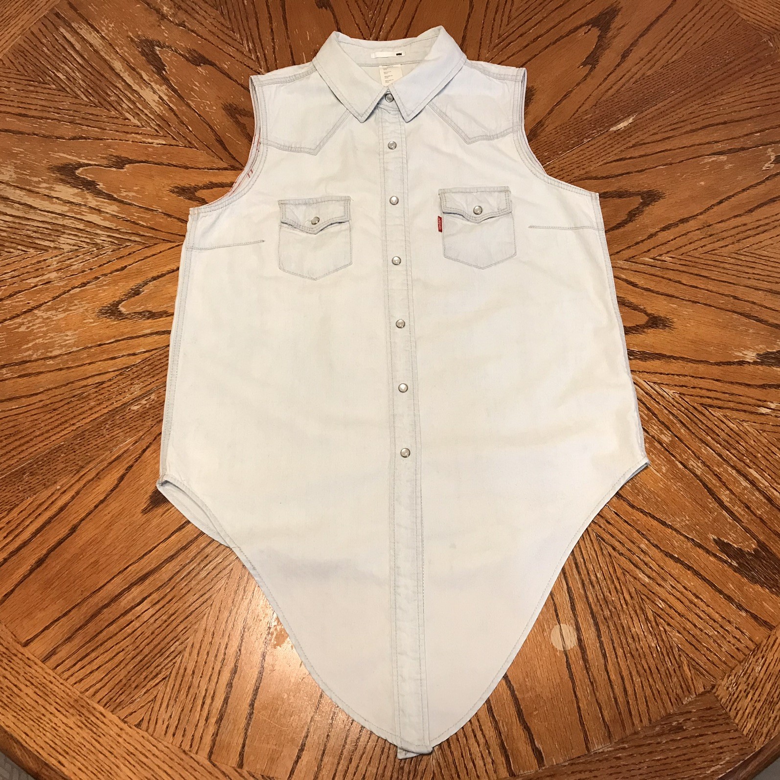 Levi’s Women’s Sleeveless Tie-Front Denim Shirt Pearl Snap Light Sky Blue Small