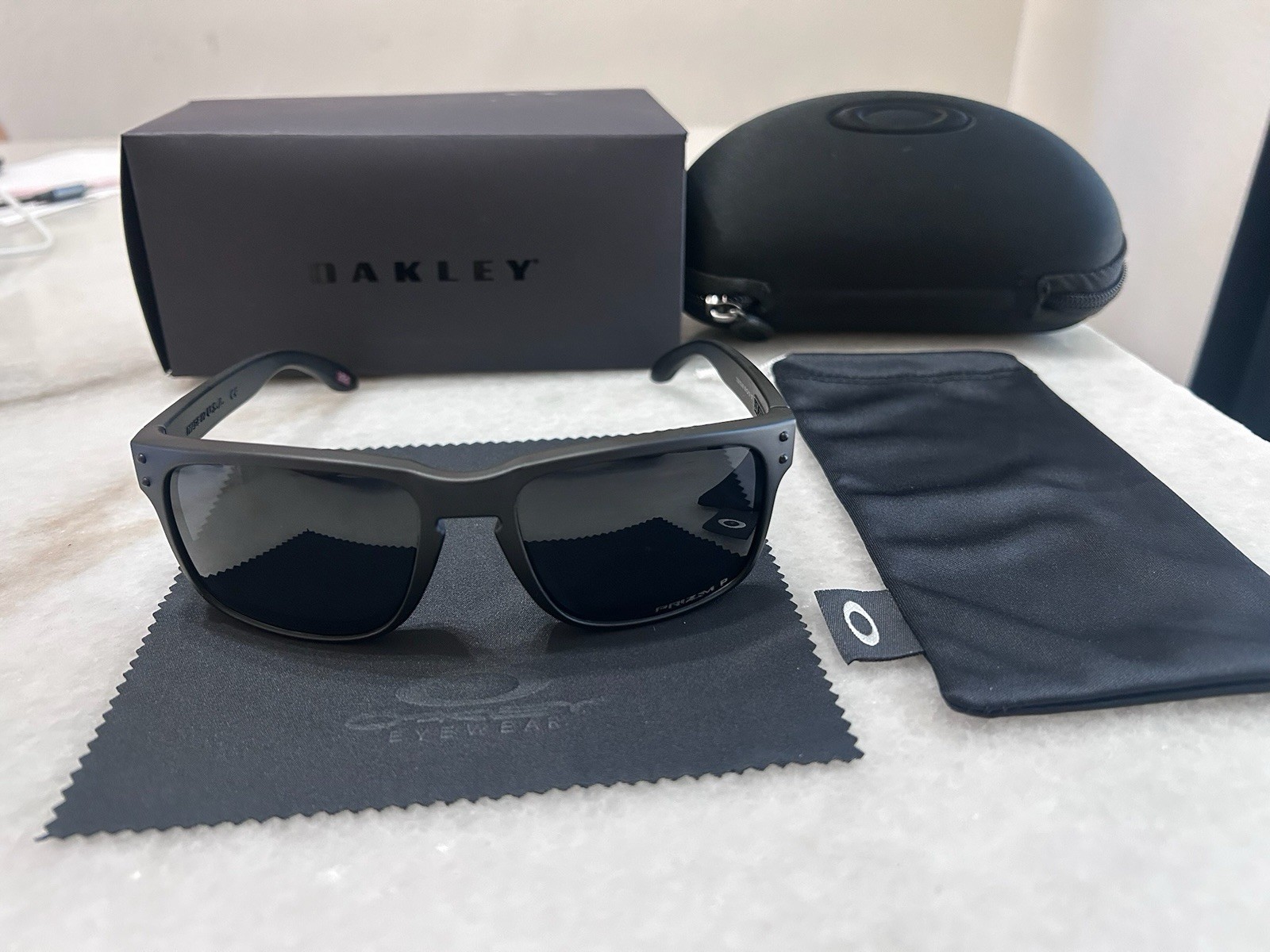 New Oakley Holbrook Polarized Black Lens Sunglasses Matte Black Frame OO9102