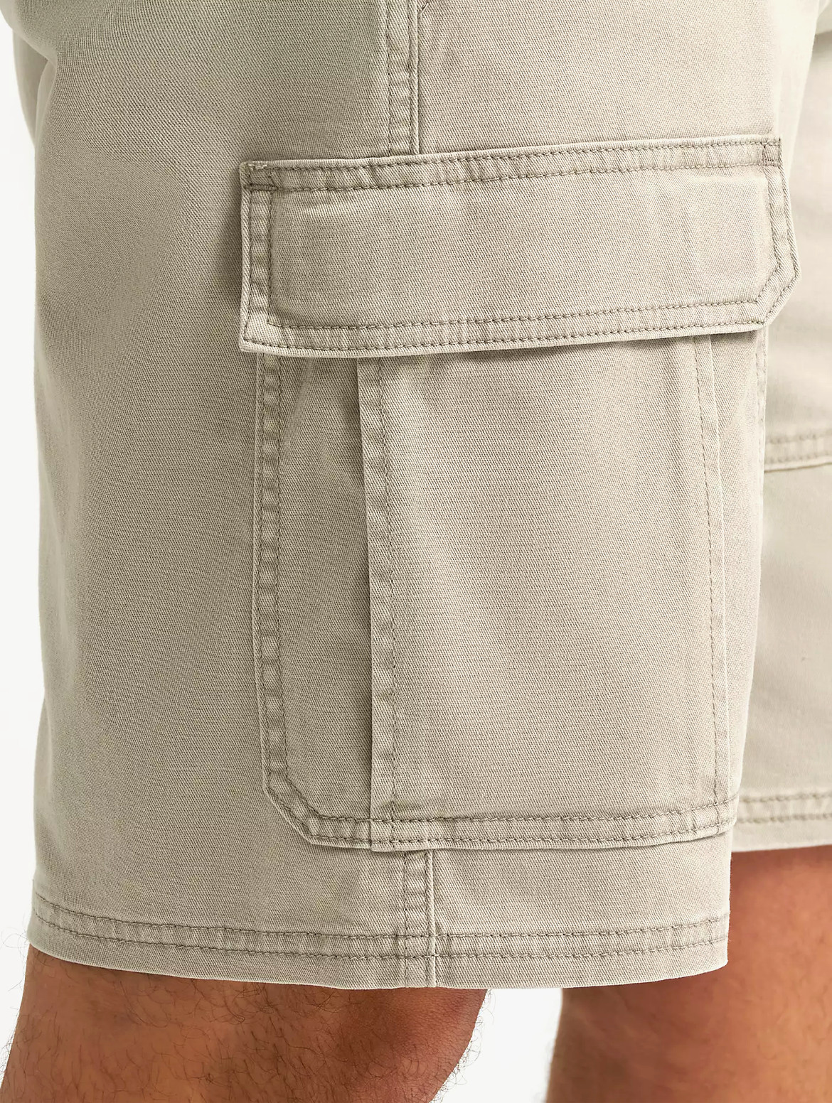 Men’s Wrangler 10 in Cargo Shorts w Stretch Aluminum Above Knee Flat Tech Pocket