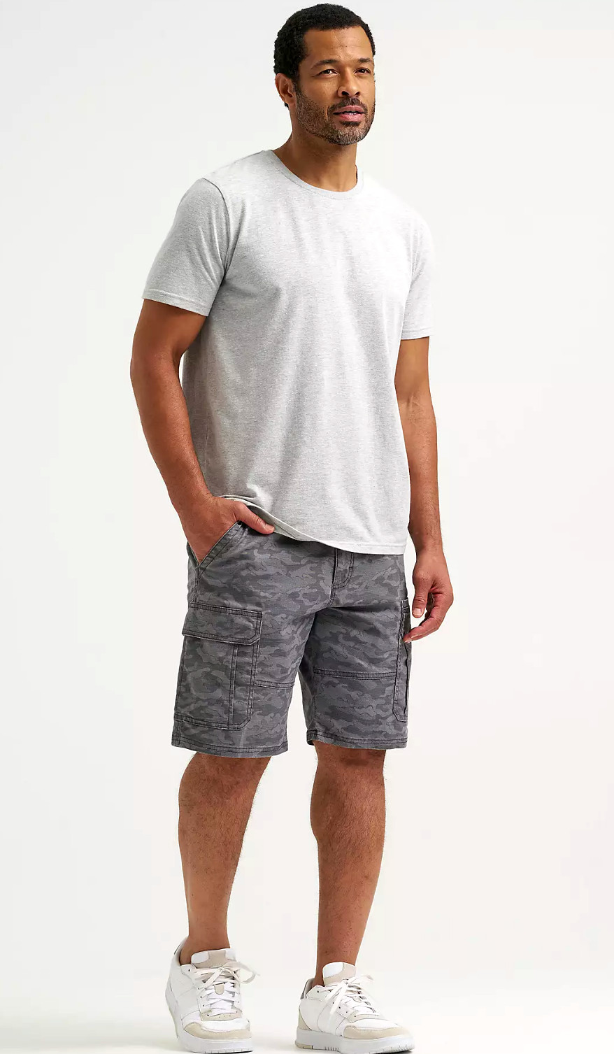 ALL SIZES Wrangler Relaxed Fit 10 in Cargo Shorts w Stretch Camo Magnet Tech Pkt