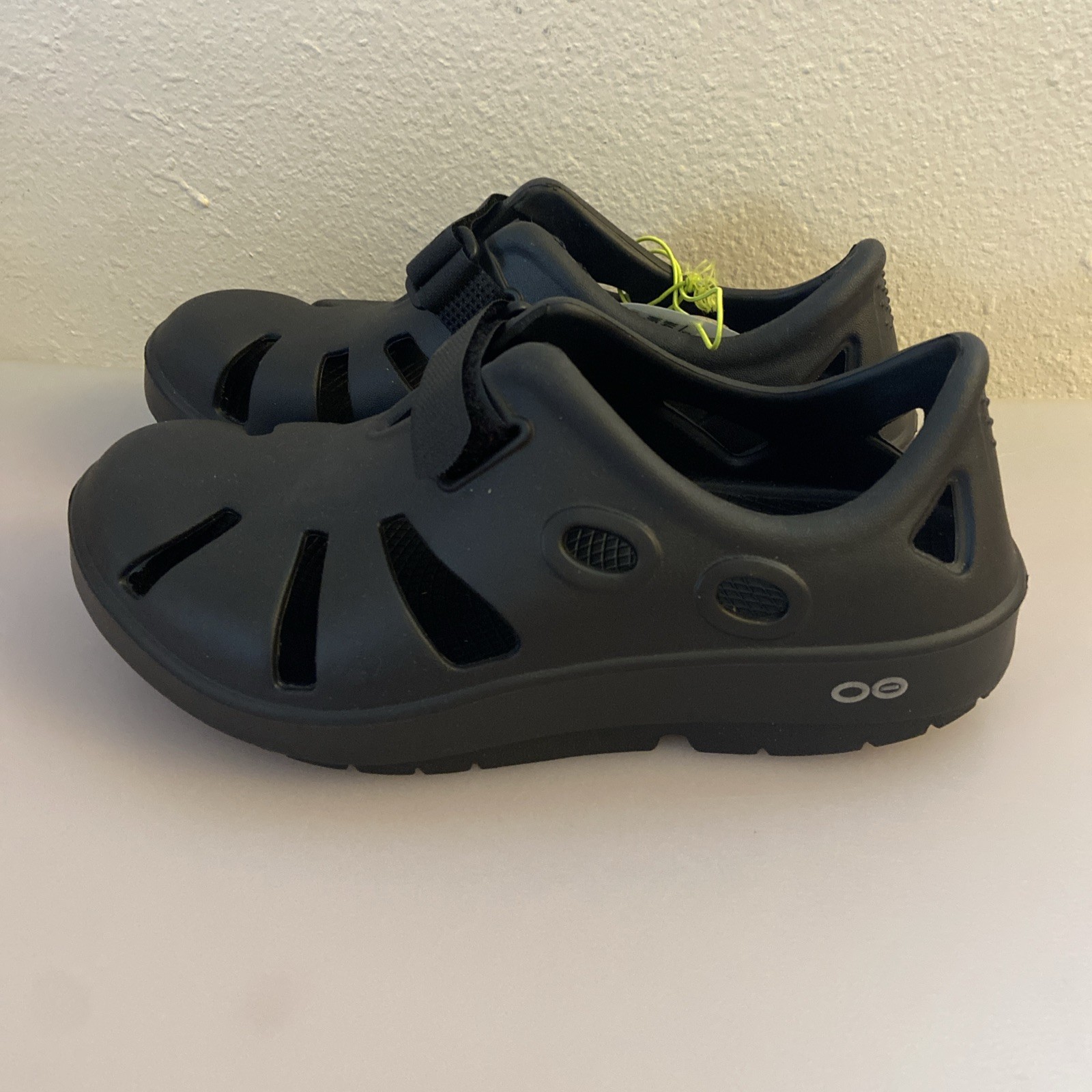 New Oofos Oocandoo Unisex Recovery Rubber Sandals Black Men 4/ Women 6 Snickers