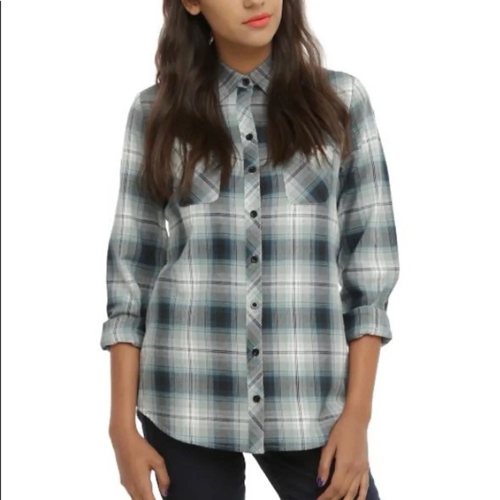 Disney Women’s L Blue/Gray/White Plaid Peter Pan Button-Up Shirt Pockets flannel