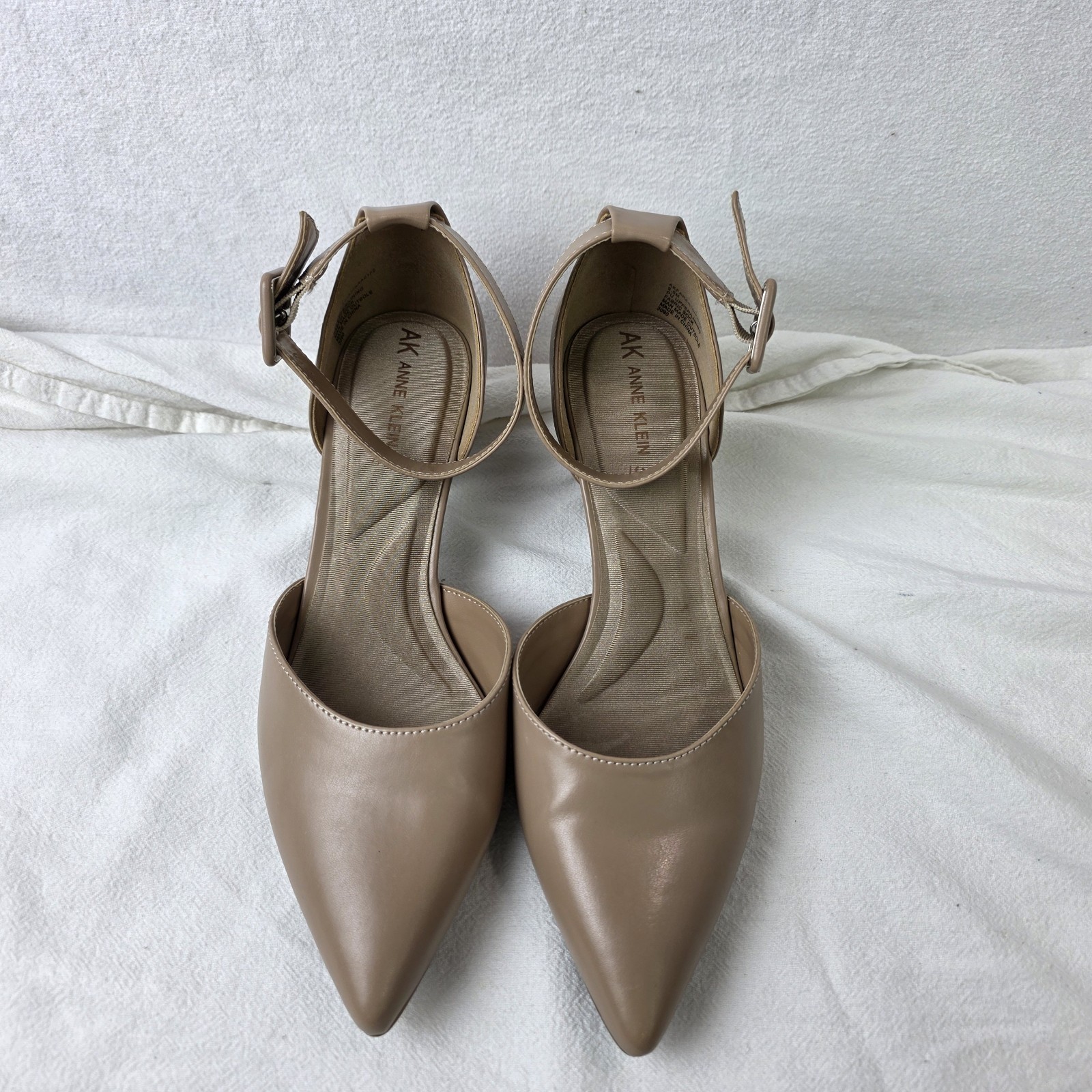Anne Klein Iflex Fararia Size 9.5M Beige Minimalist Fashion Kitten Heel Pump