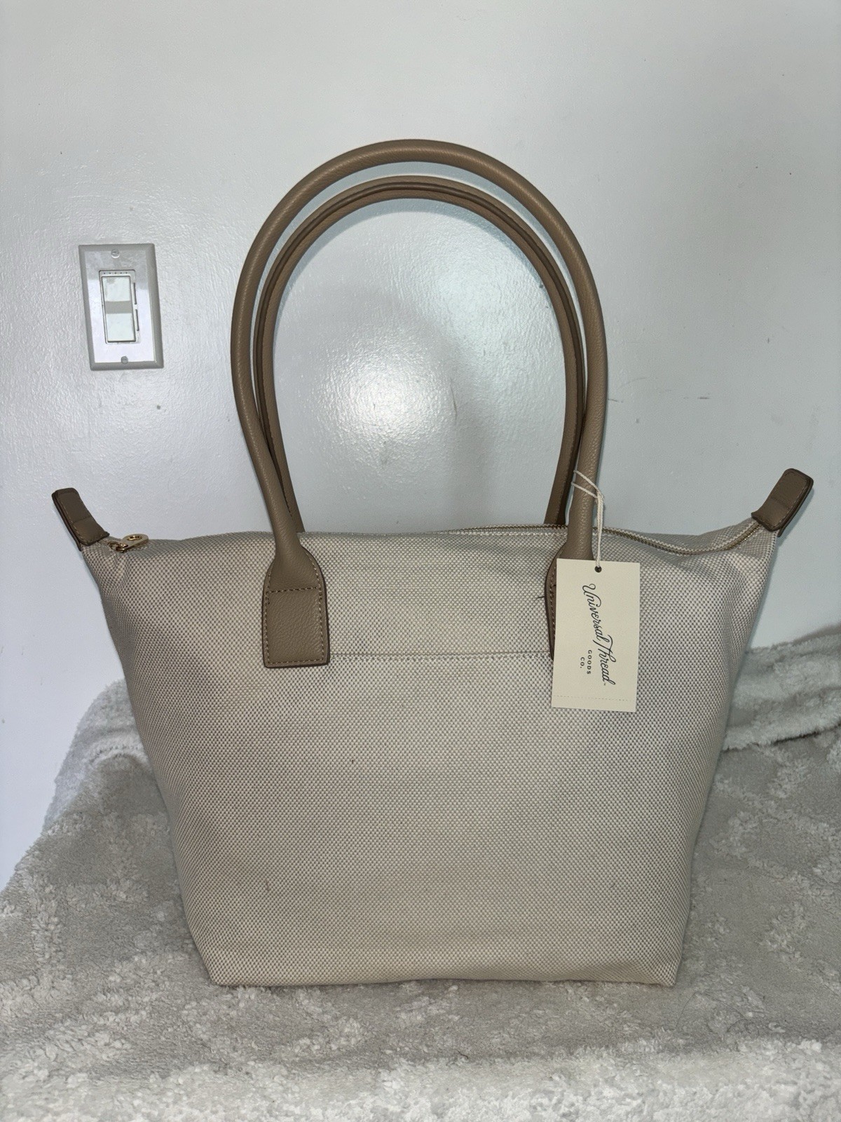 Universal Thread Beige Medium Tote Zip Top Brown Handles Strap Inner Pockets