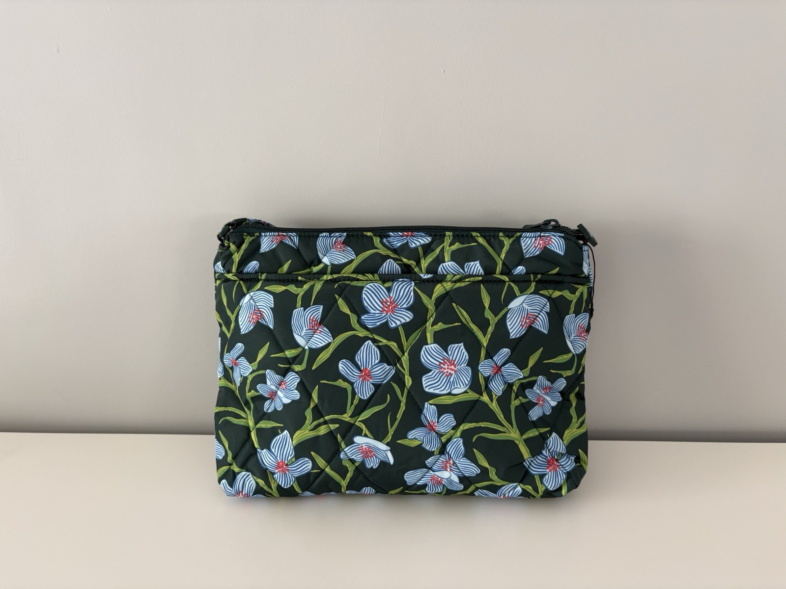 Vera Bradley NWT Large Hipster Crossbody in Ultralight CHARLOTTE STEMS Green