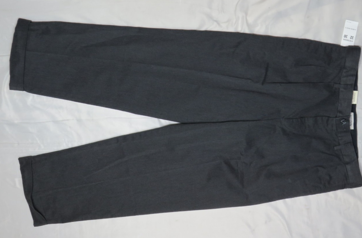 LEVIS DOCKERS PANTS 30×30 CHARCOAL COMFORT KHAKI RELAXED PLEATED STRETCH NEW NWT