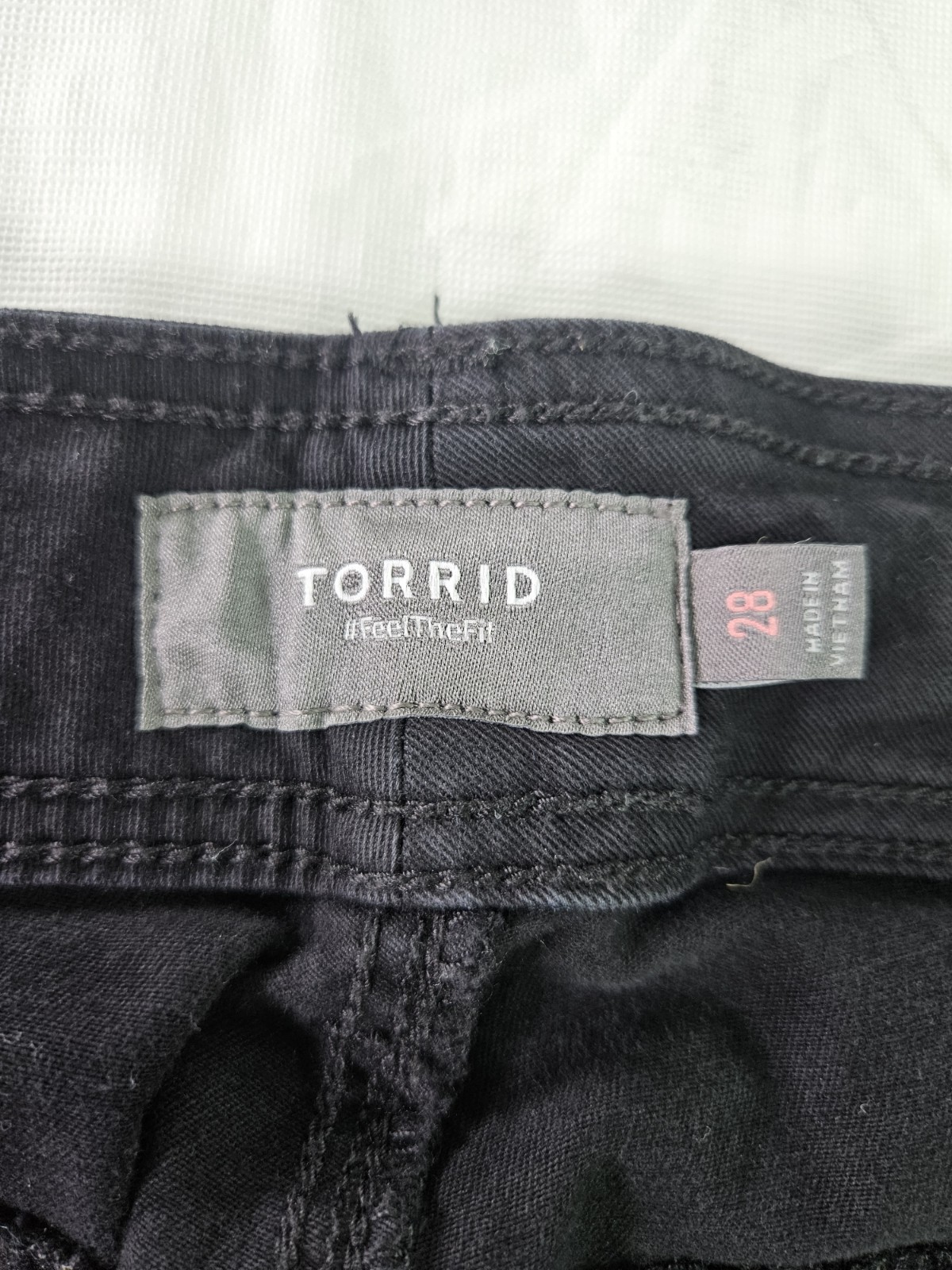 Torrid Feel Fit Capri Jeans Women 28 (48×24) Black Roll Tab Stretch Casual Plus