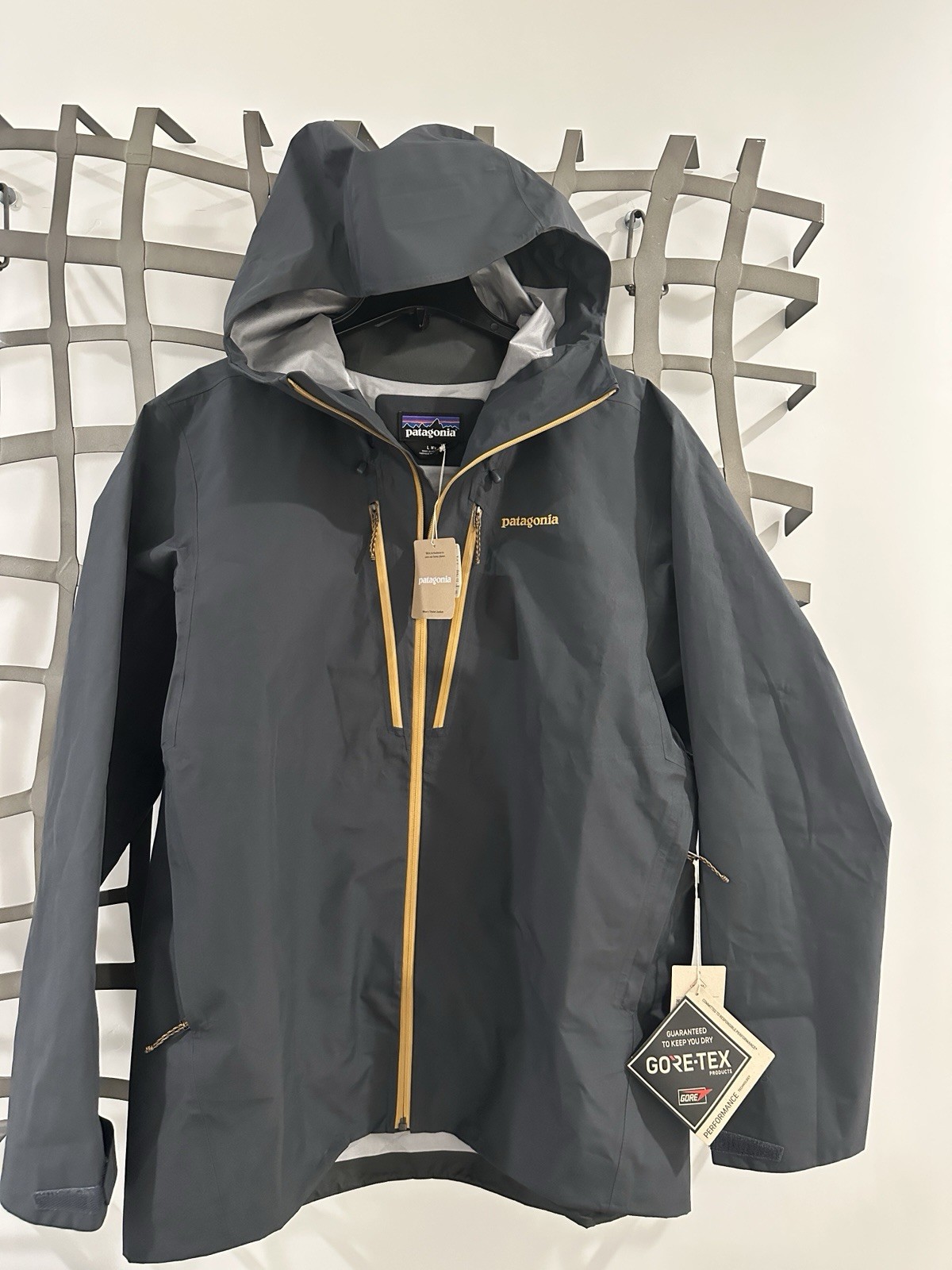 NEW PATAGONIA MENS TRIOLET Goretex Rain Snow Travel Weather Proof JACKET Mens L