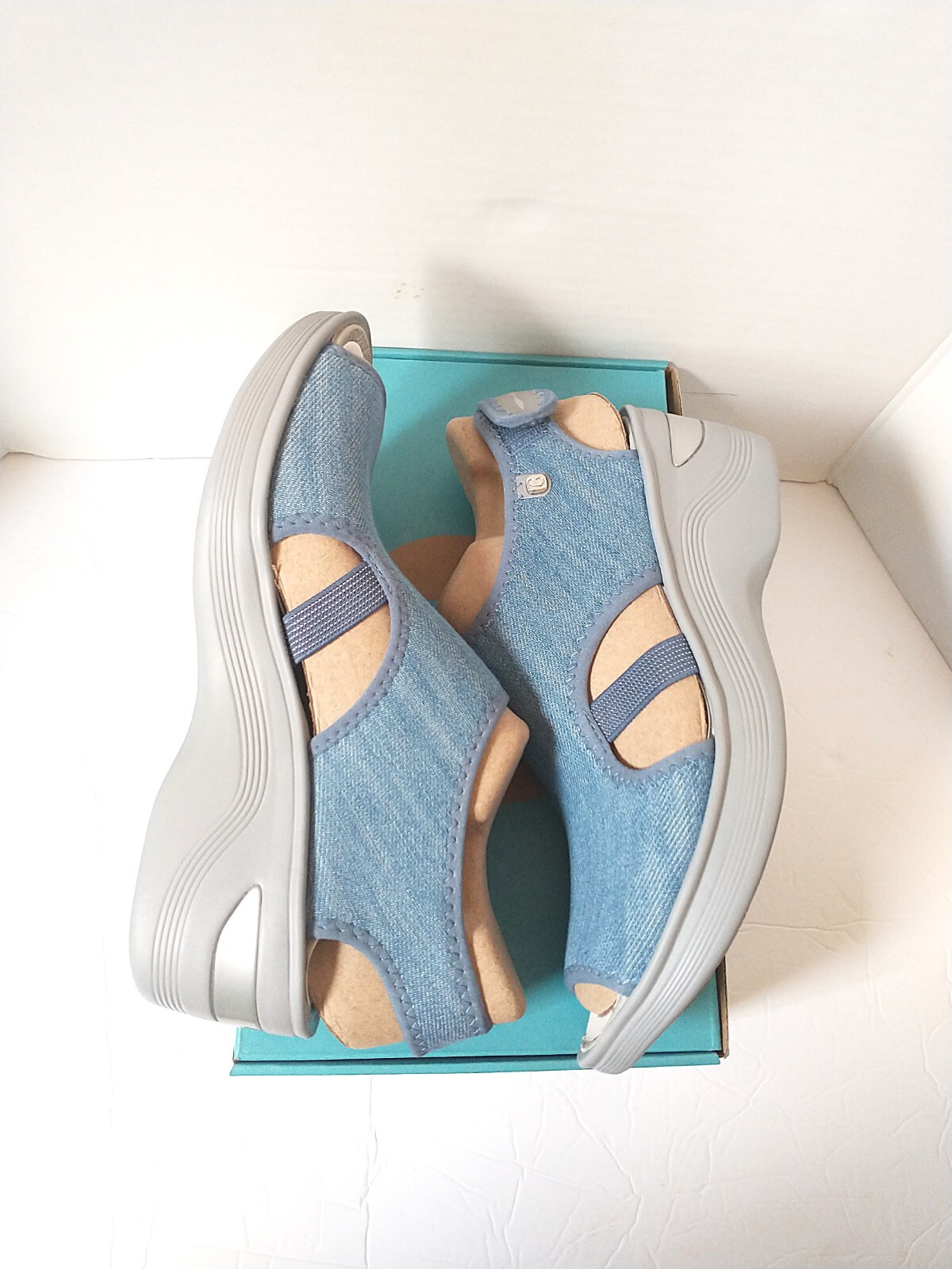 New! BZEES ~Size 8.5 ~ Dream Wedge Sandals Machine Washable Denim Blue Open-Toe