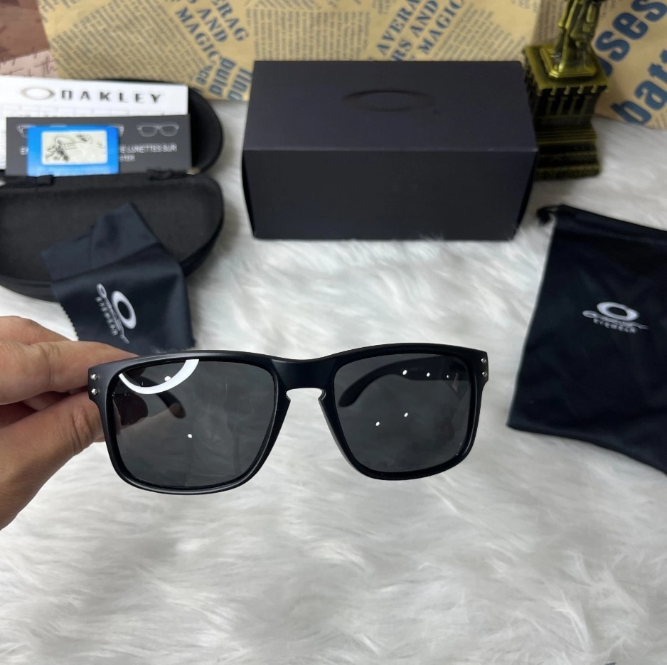 Oakley Holbrook Sunglasses Matte Black Frame Polarized Black Lens UV400 New