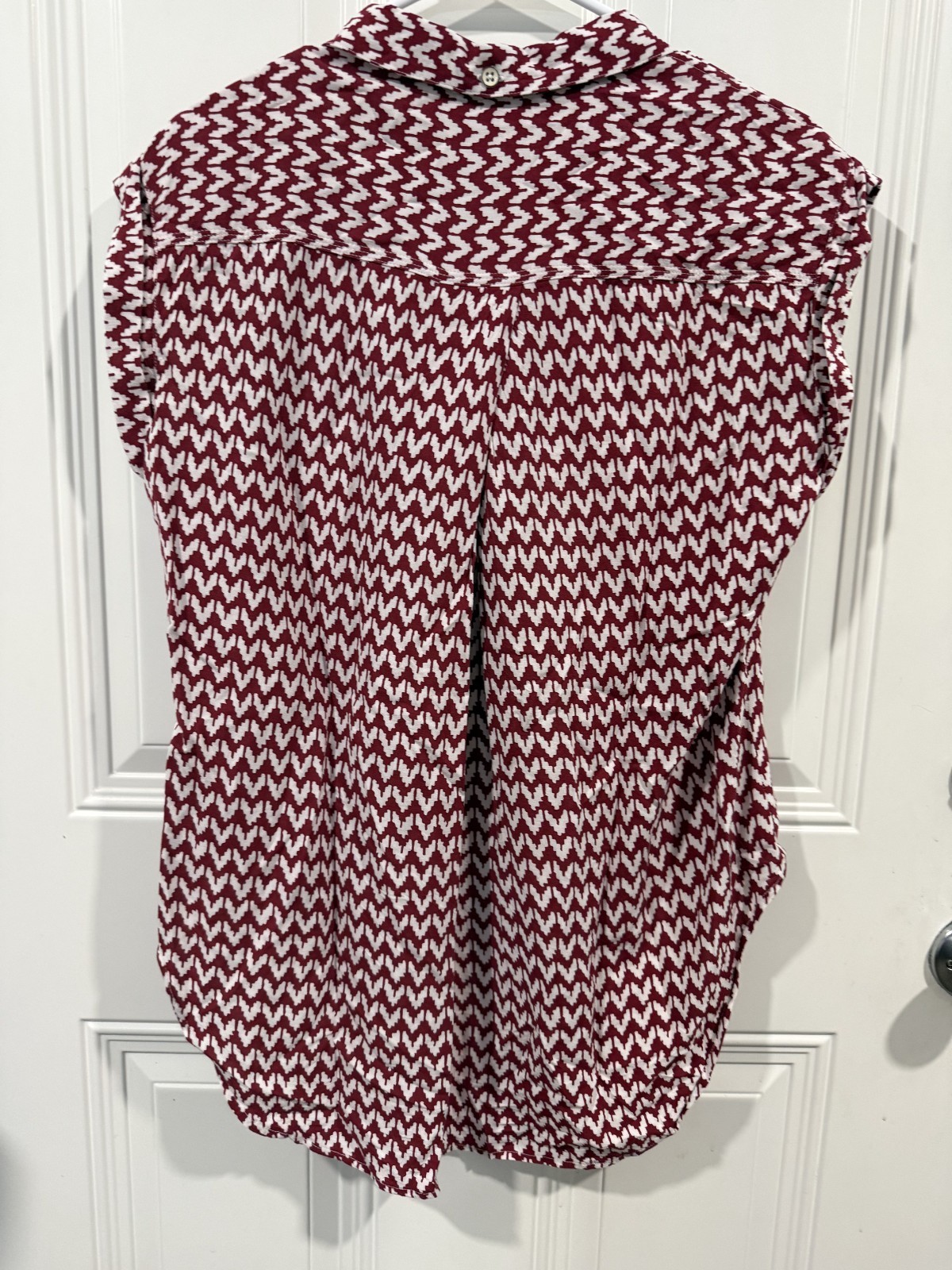 Jack’s Girlfriend women’s M blouse maroon & white print button up cap sleeves