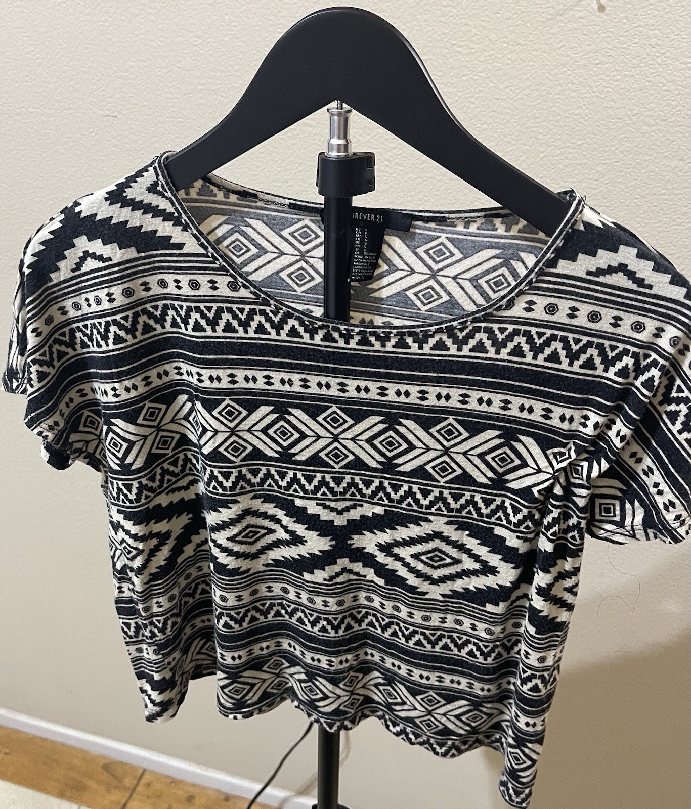 FOREVER 21 Women’s Blouse sz S Green Geometric Print Round Neck S/S Tappered Hem