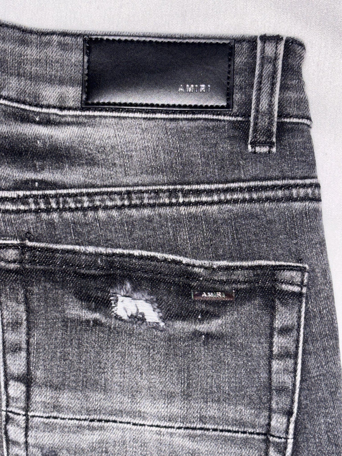 AMIRI Men’s Gray Medium Wash Skinny Fit Distressed Logo Denim Jeans Size 28