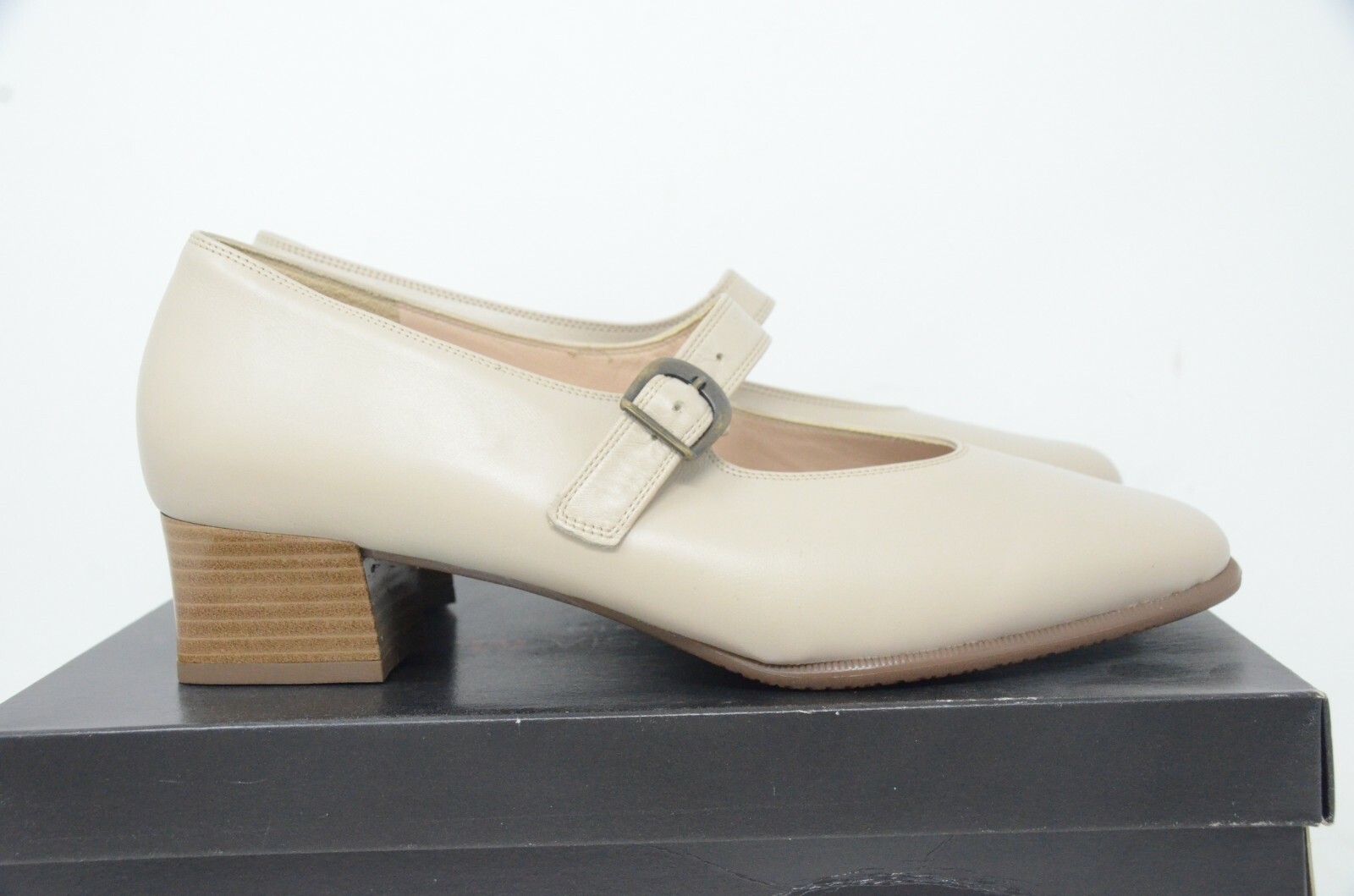 Women’s Theresia M Mary Jane Dress Shoes. Linen Leather. Size US 10.