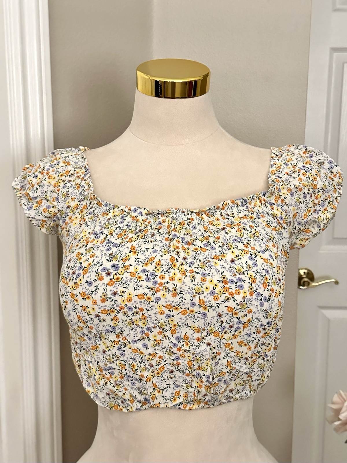 White Yellow Floral Crop Top w Off the Shoulder Cap Sleeves Sz S