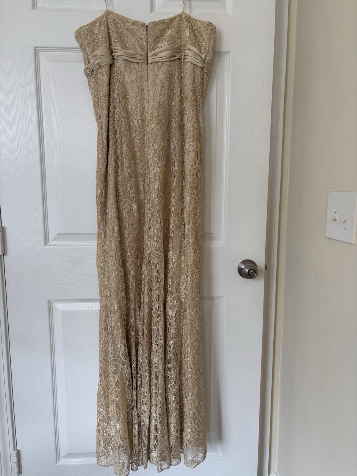 Badgley Mischka Women’s Size 2 Beige Floral Lace Strapless Sweetheart Maxi