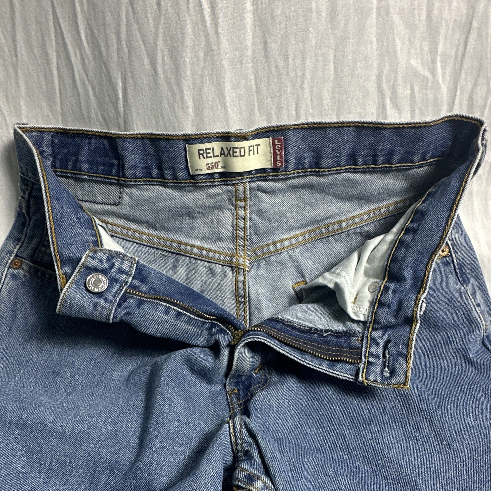 Levi’s 550 33×32 Relaxed Fit Men’s Blue Light Wash Denim Straight Jeans 5-Pocket