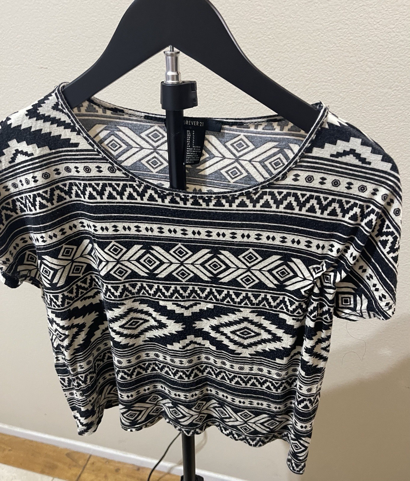 FOREVER 21 Women’s Blouse sz S Green Geometric Print Round Neck S/S Tappered Hem