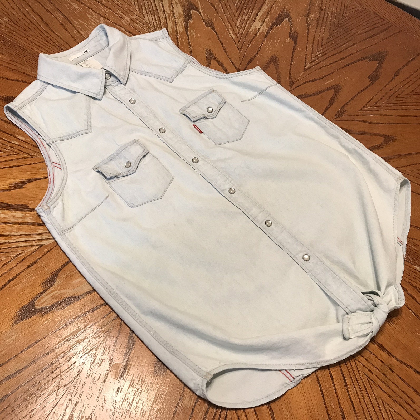 Levi’s Women’s Sleeveless Tie-Front Denim Shirt Pearl Snap Light Sky Blue Small