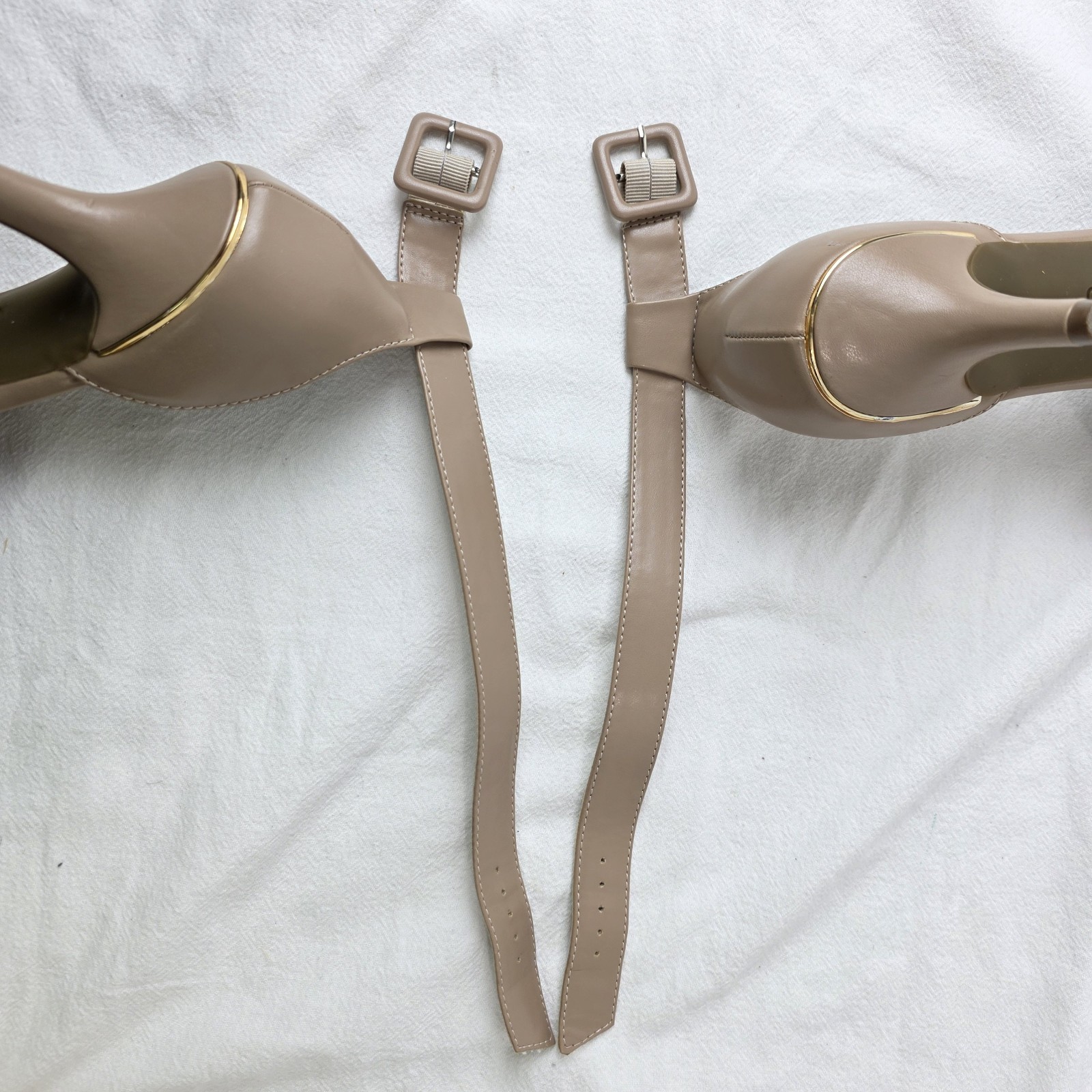 Anne Klein Iflex Fararia Size 9.5M Beige Minimalist Fashion Kitten Heel Pump