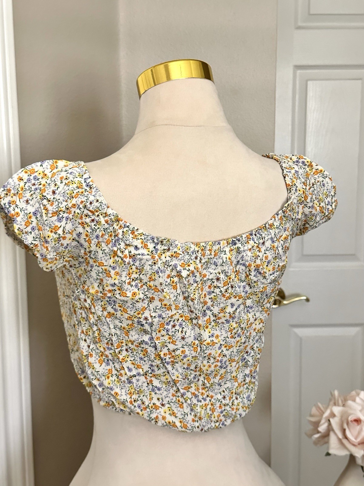 White Yellow Floral Crop Top w Off the Shoulder Cap Sleeves Sz S