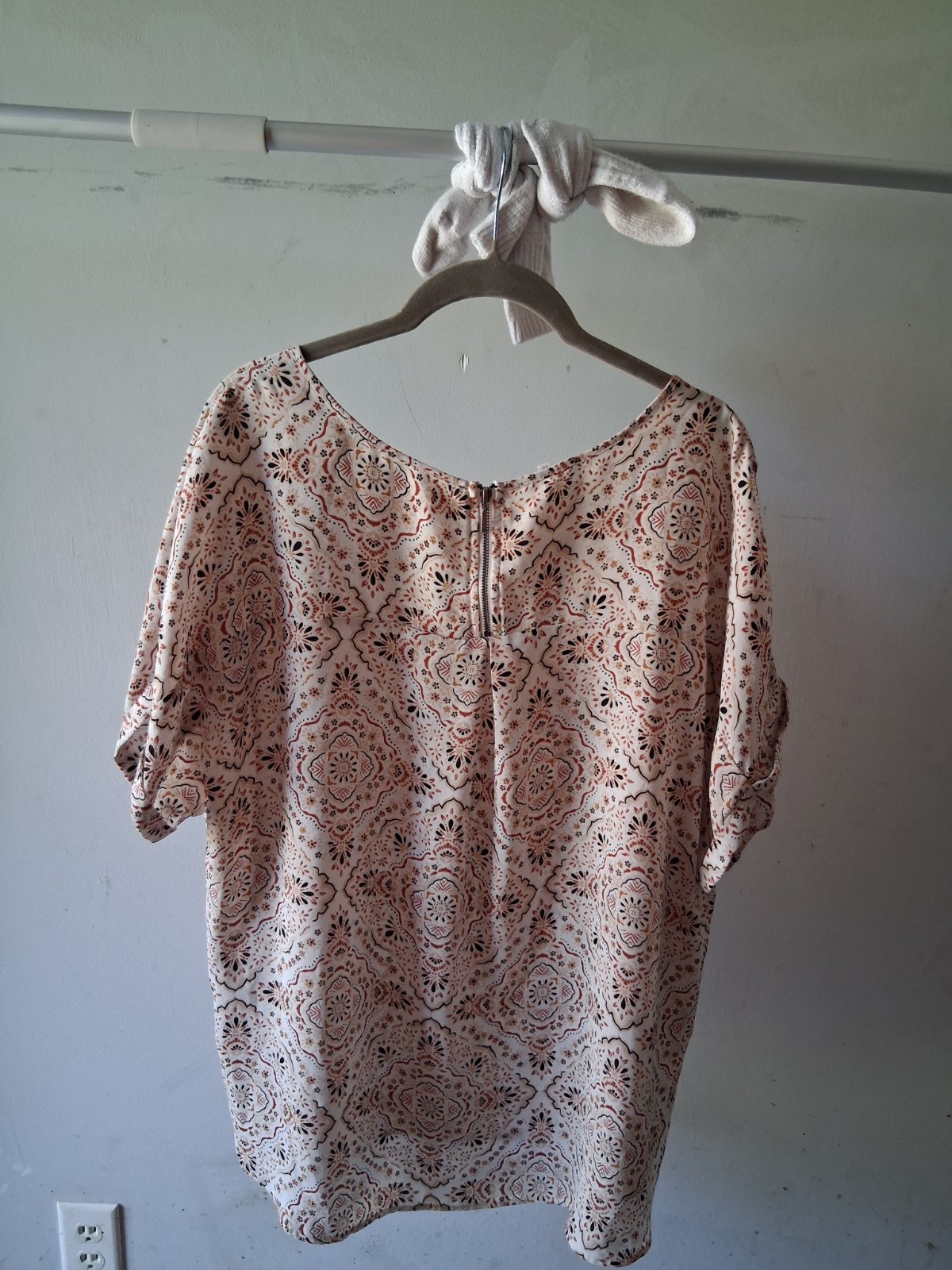 Maurices Women’s XXL White/Black/Orange Geometric Scoop Neck Zip Blouse