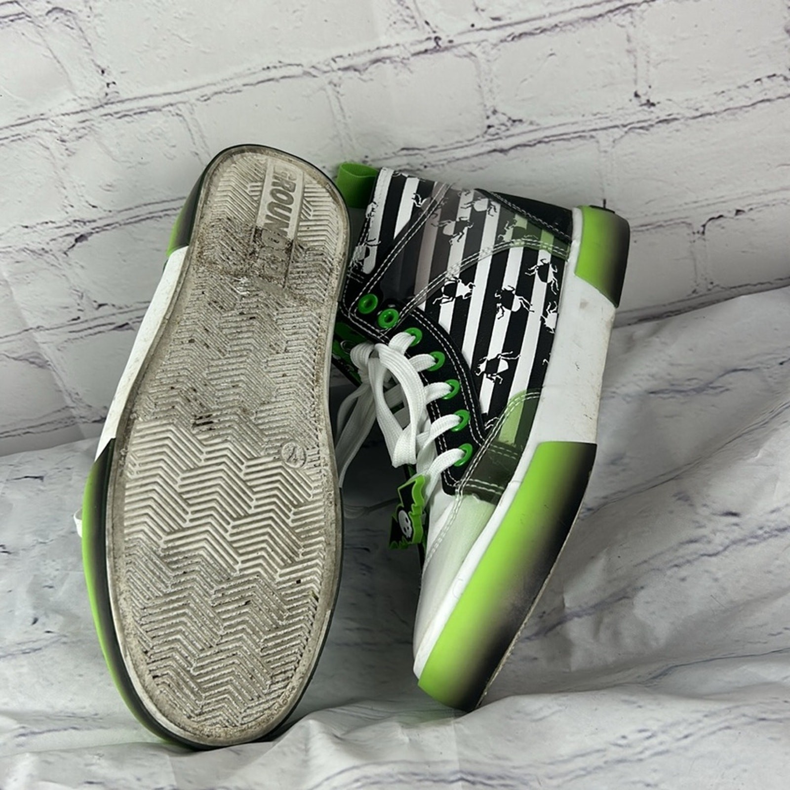 Beetlejuice High Top It’s Show Time Striped Neon Green Sneakers Women’s 7