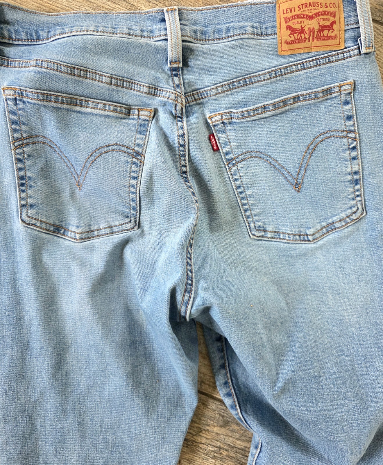 Levi’s Womens Wedgie Straight Jeans Light Wash Distressed Blue Denim sz 32
