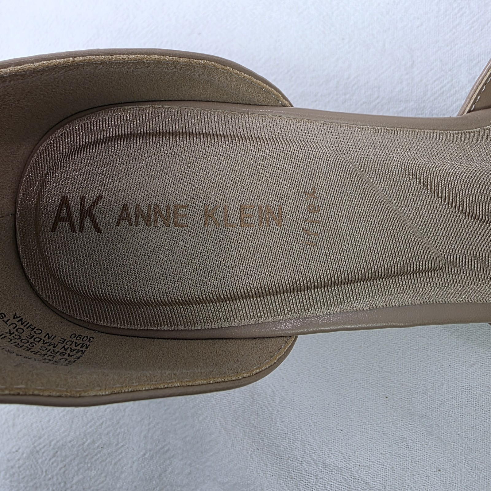 Anne Klein Iflex Fararia Size 9.5M Beige Minimalist Fashion Kitten Heel Pump