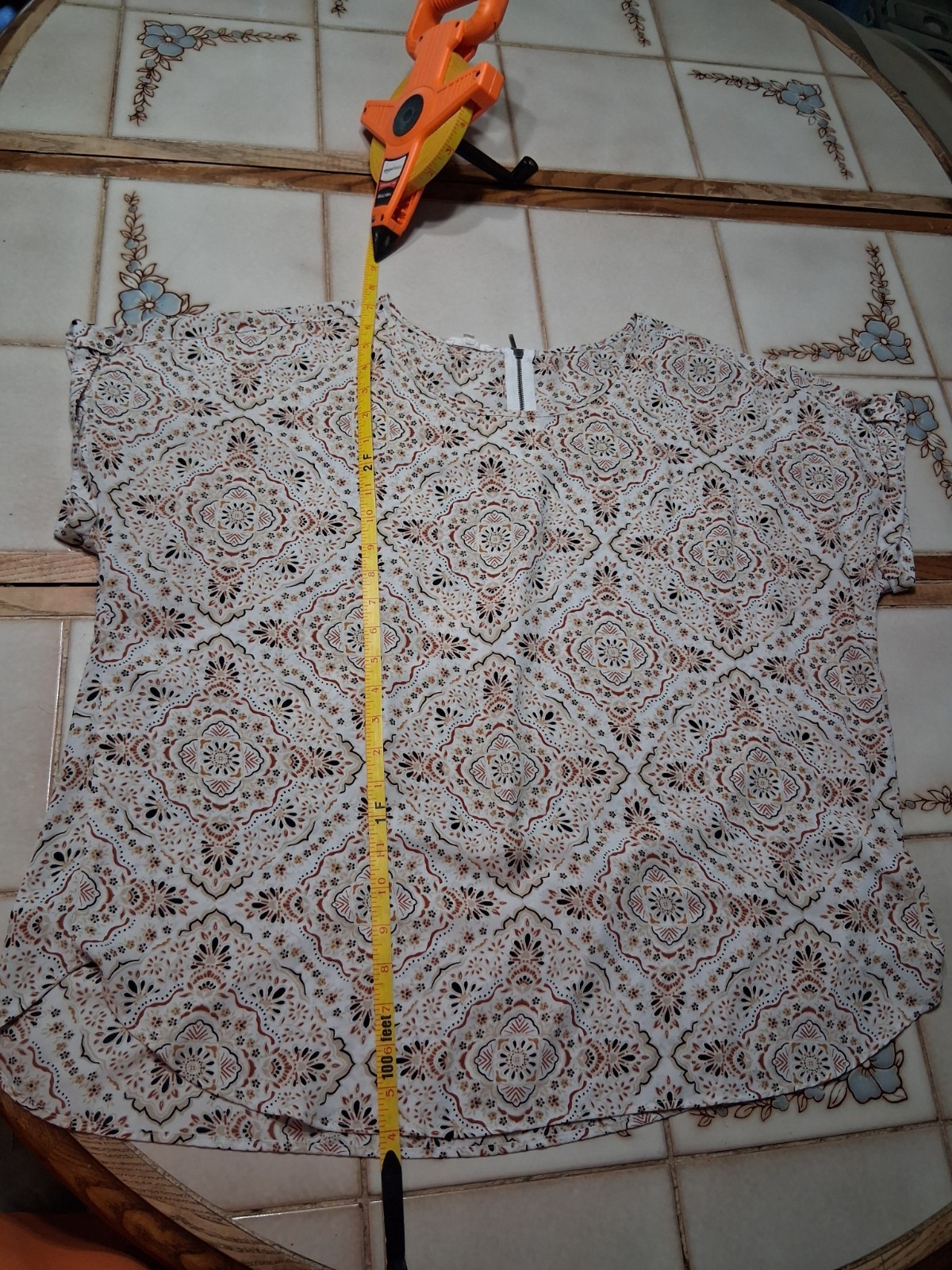Maurices Women’s XXL White/Black/Orange Geometric Scoop Neck Zip Blouse