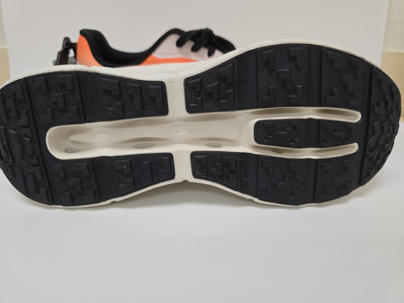 Avia MAV Jumbo Lite Runner Men’s 9 Orange White Sneakers NWT
