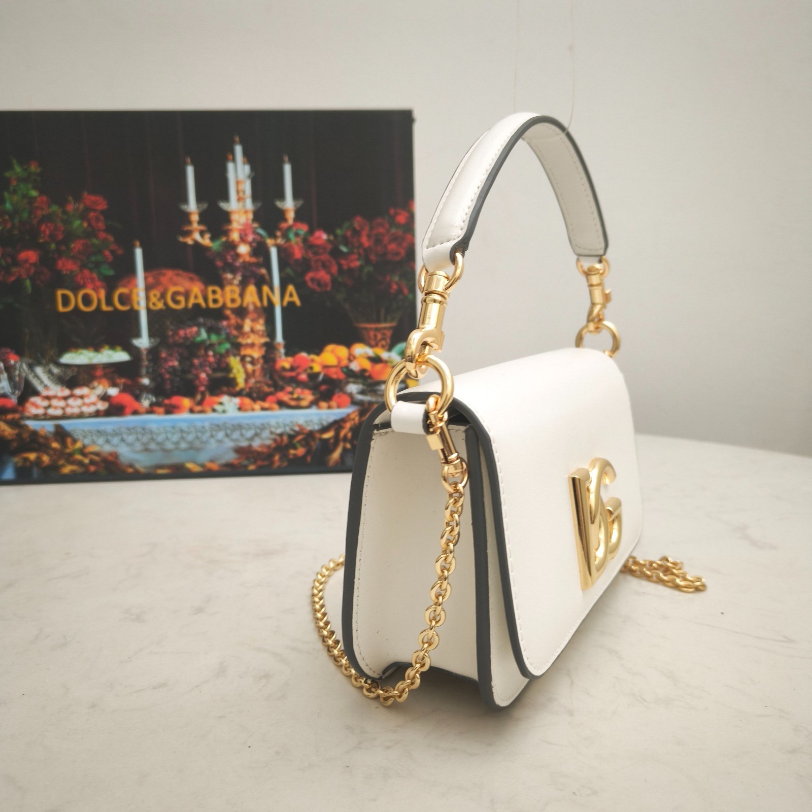 𝑫𝒐𝒍𝒄𝒆 & 𝑮𝒂𝒃𝒃𝒂𝒏𝒂 DG Leather Top Handle Chain Bag