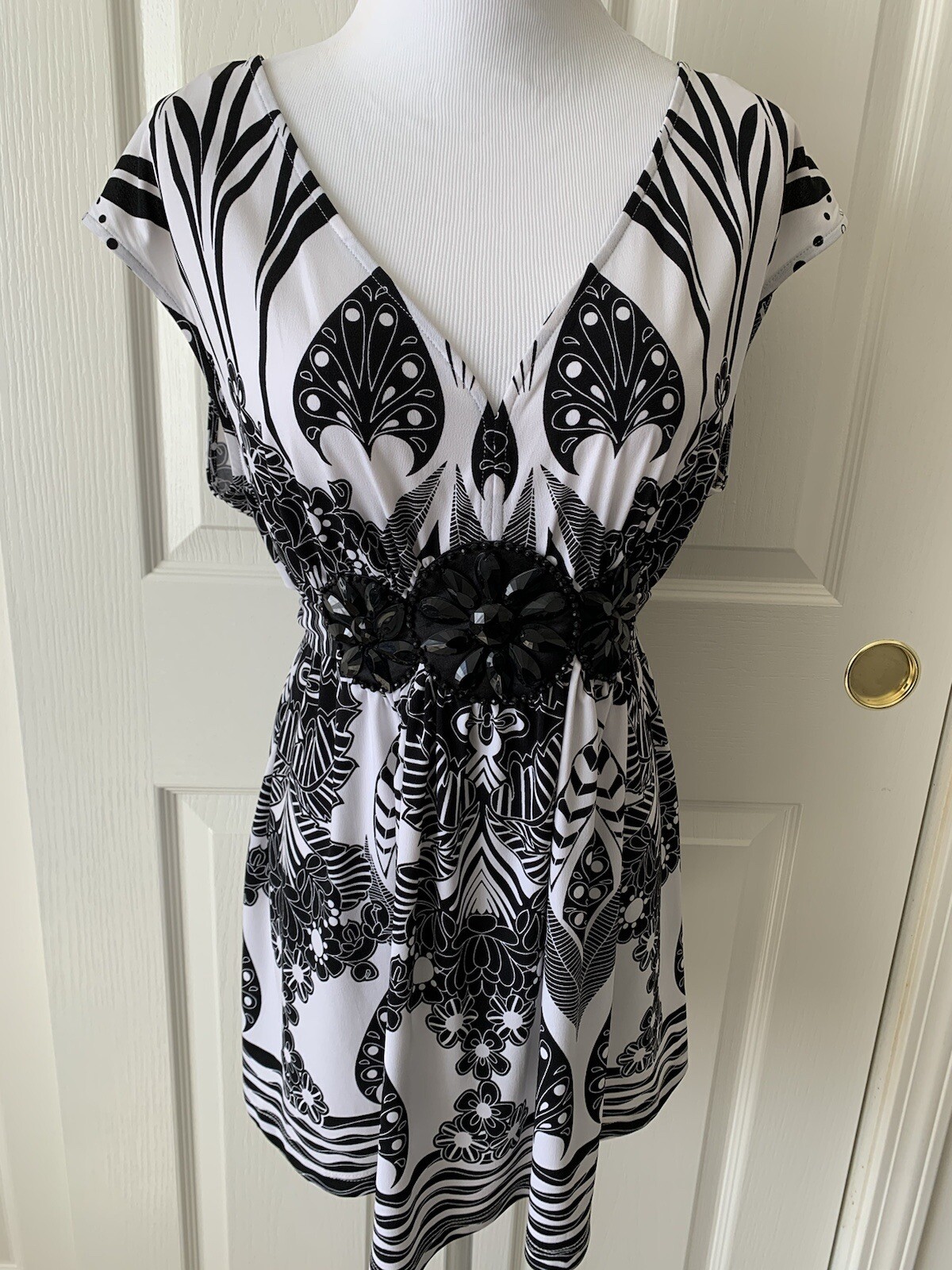 ECI LOVELY BEADED BLACK WHITE TIE BACK POLYESTER SPANDEX KNIT TOP – SIZE L