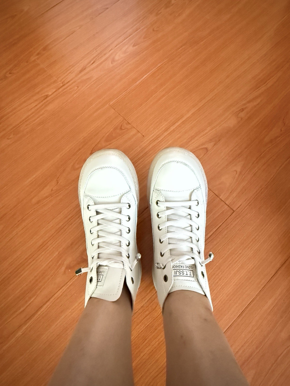 White Low Top Lace-Up Casual Sneakers Synthetic Upper Round Toe Eyelets US 9