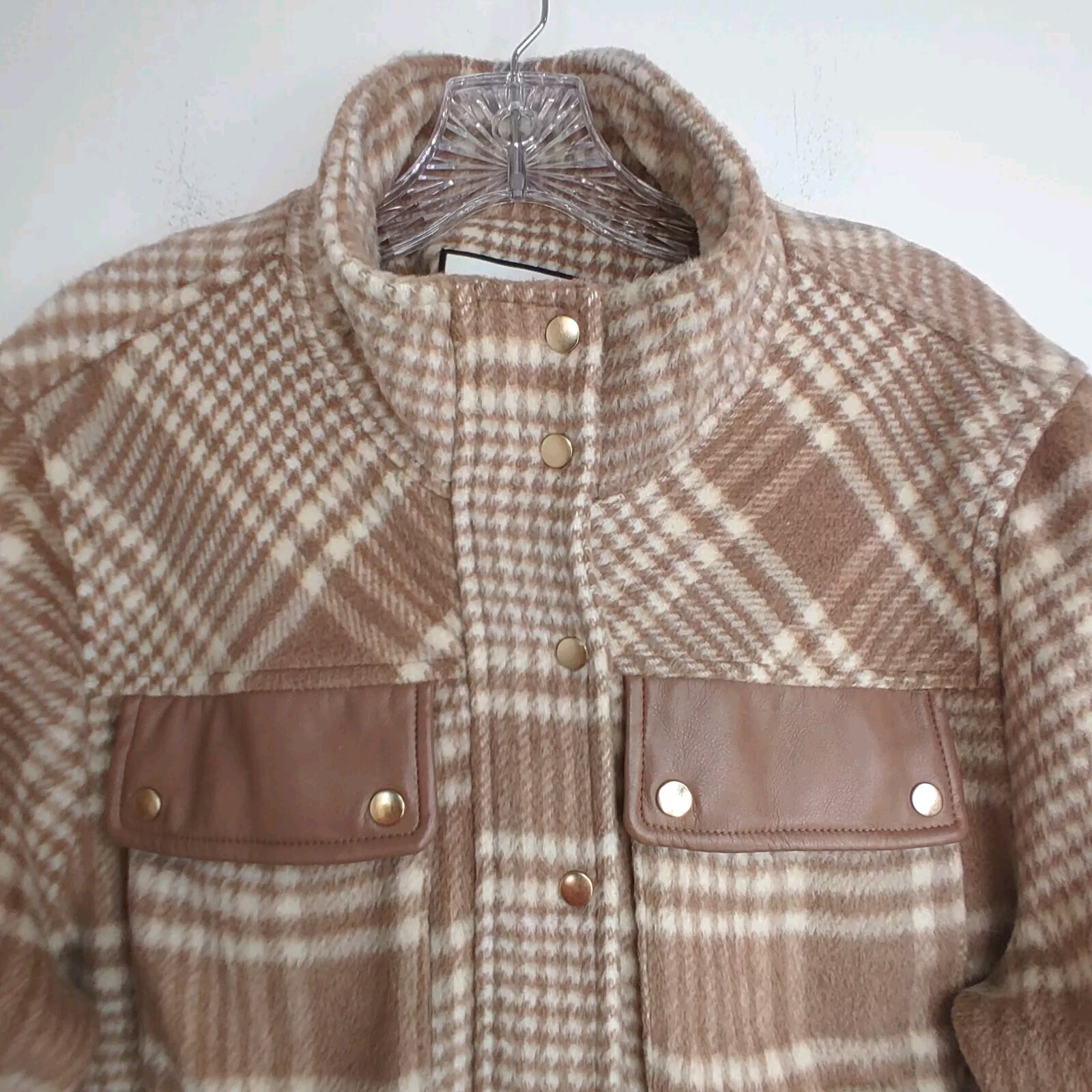 Bagatelle Women’s Large Jacket Plaid Beige White Cropped Fleece Zip Up New