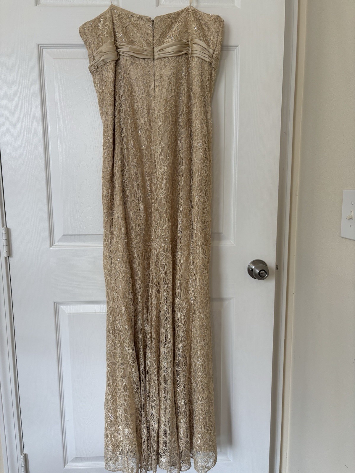 Badgley Mischka Women’s Size 2 Beige Floral Lace Strapless Sweetheart Maxi