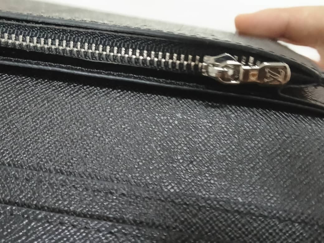 LOUIS VUITTON Wallet: Portefeuille Brazza Black W/Bag & Box