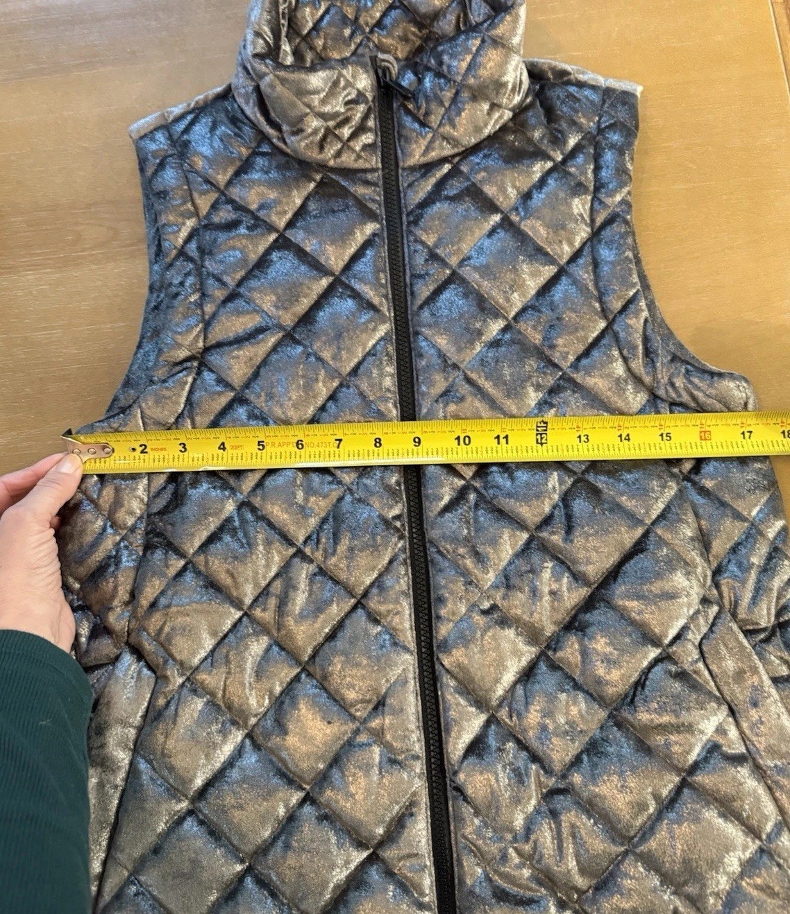 Athleta Whisper Featherless Vest Size XS Quilted Silver Metallic Velvet Puffer