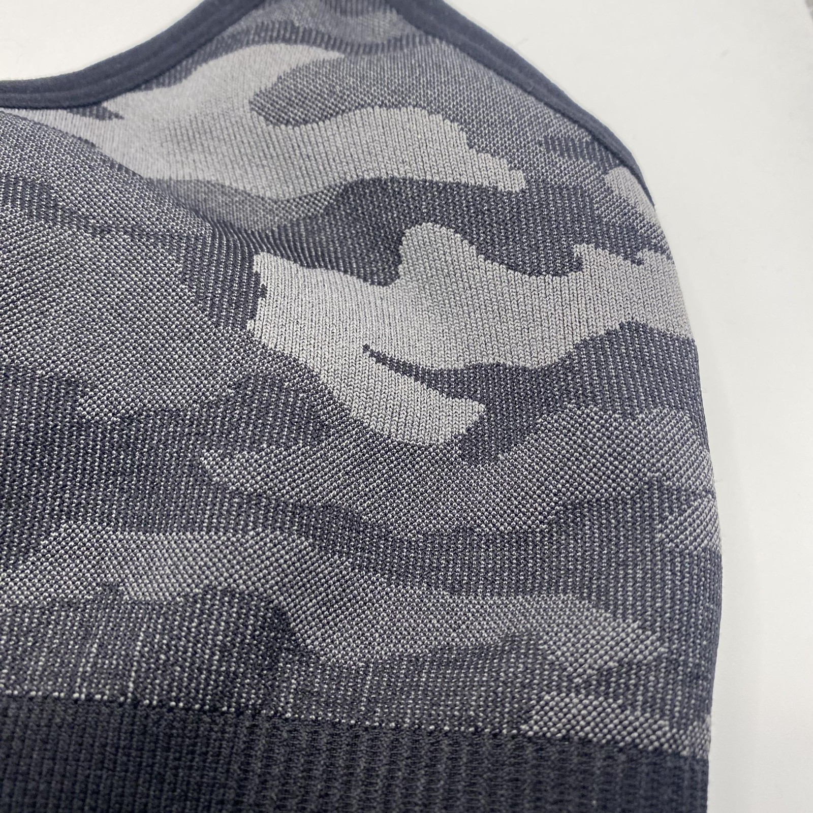 Avia Sports Bra Womens Small Gray Camo Seamless Racerback Adjustable Athletic