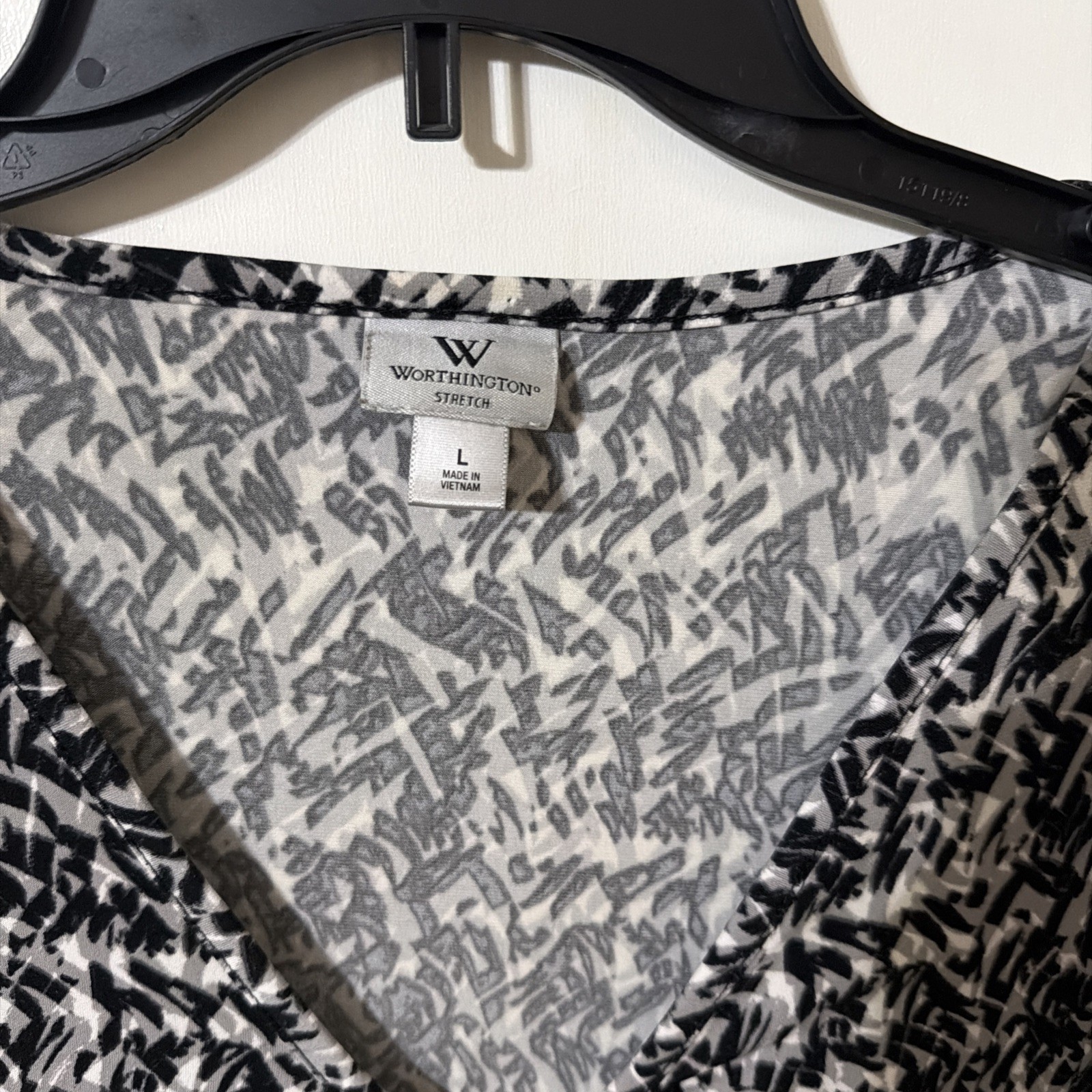 WORTHINGTON Woman Stretch Size L KNIT BLOUSE TOP Short Sleeves V-NECK Black Gray