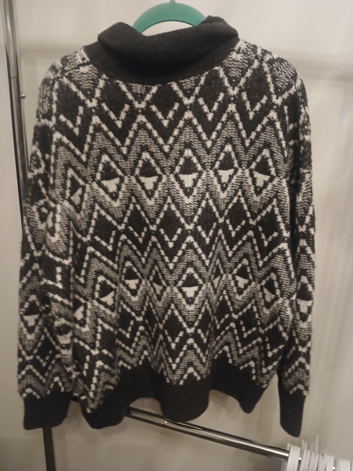 New with tags, Varley sweater charcoal and white , size medium, soft touch