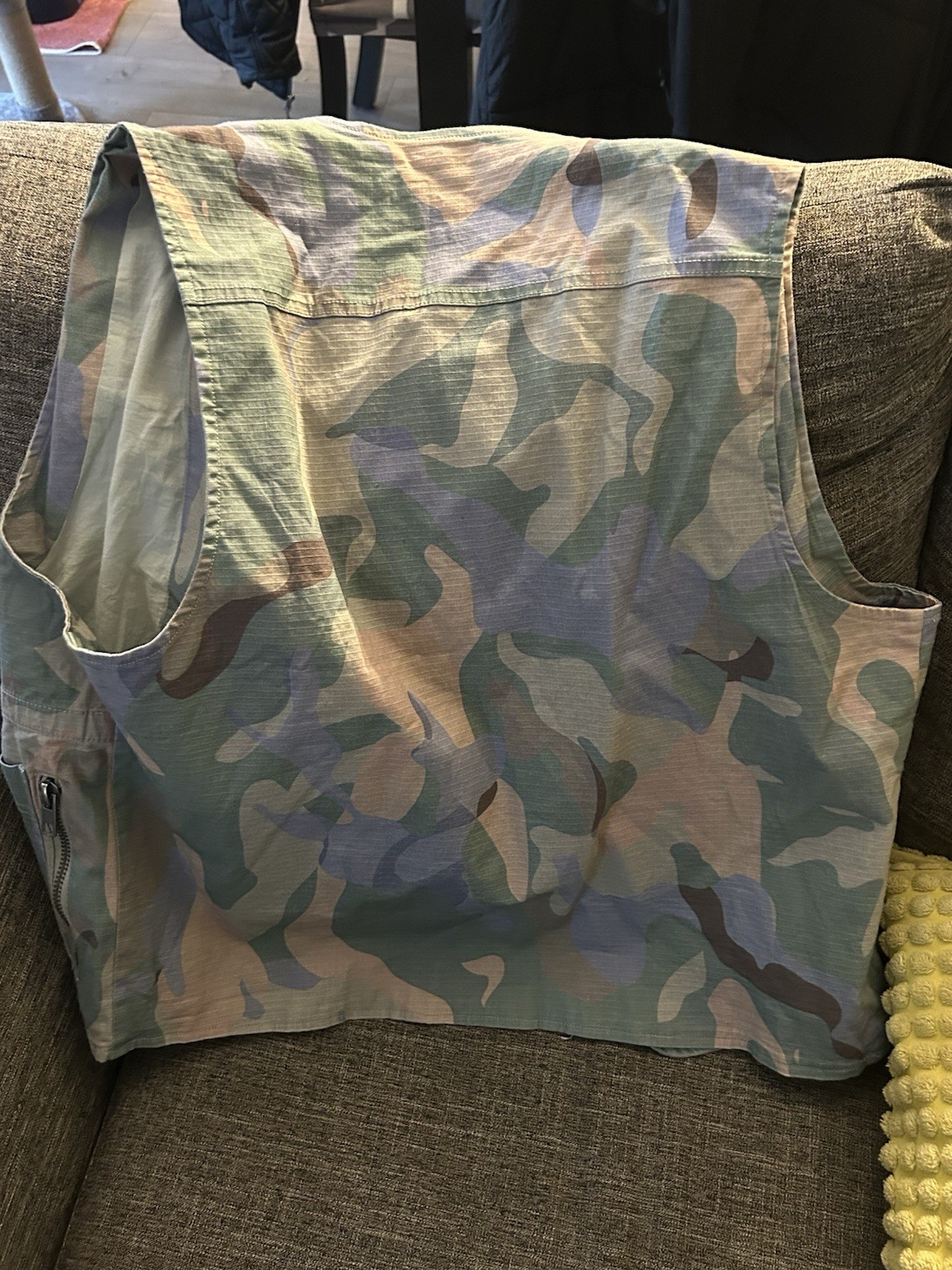 FOREVER 21 Men’s Camo Utility Vest Size S Small Chest Zip Buckle Pockets