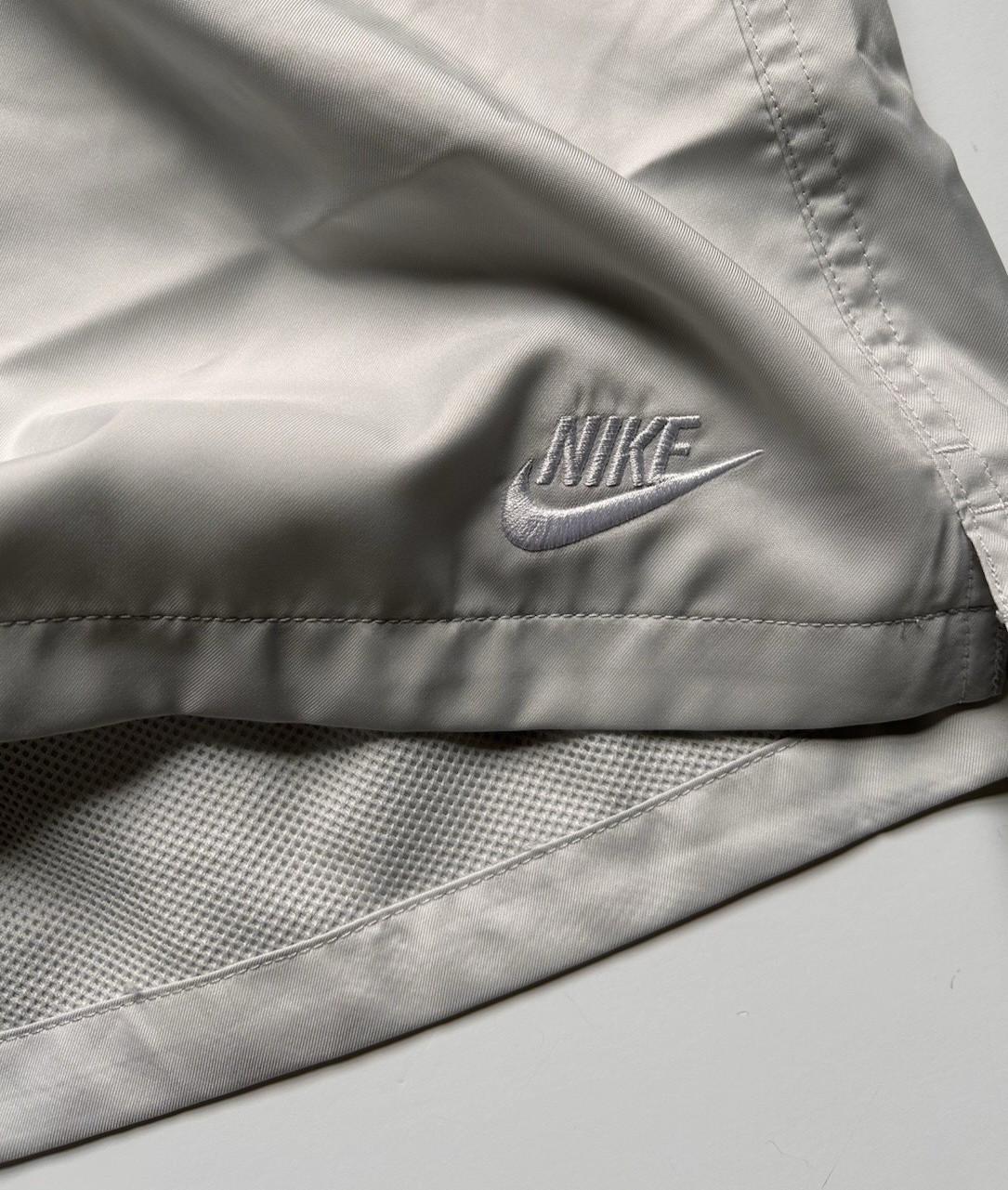 Nike Club Flow Woven Shorts Fully Lined FN3307-025 Photon Dust • Men’s L