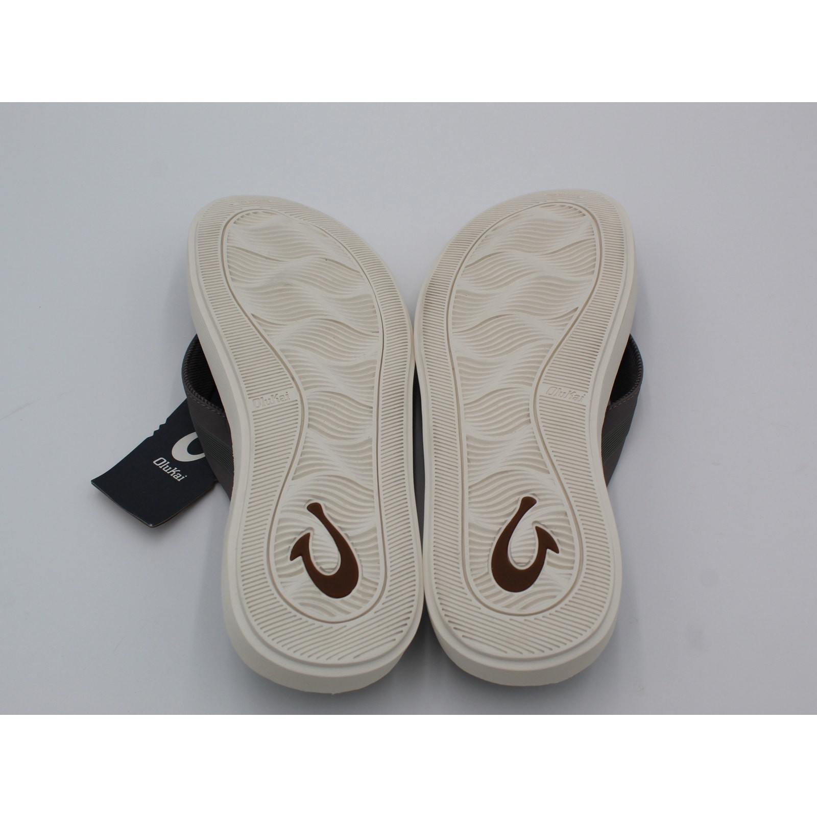 OluKai Flip Flops Mens Size 11 Gray Comfort Beach Sandals Summer Casual TAGS