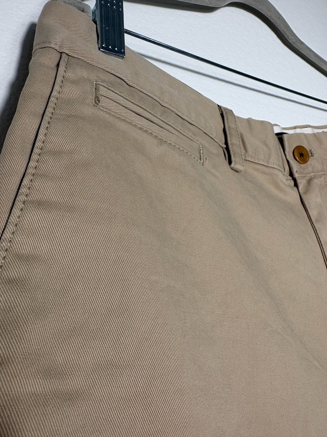 Banana Republic Men’s 9″ Core Temp Chino Shorts – Size 35 Khaki Tan